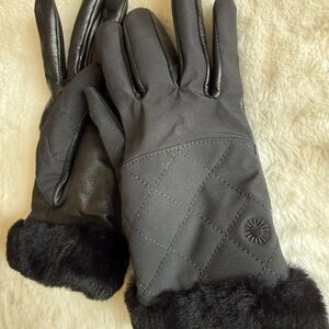 Leather Quilted UGG Gloves Faux Fur Trim Black Women’s Small Like New condition